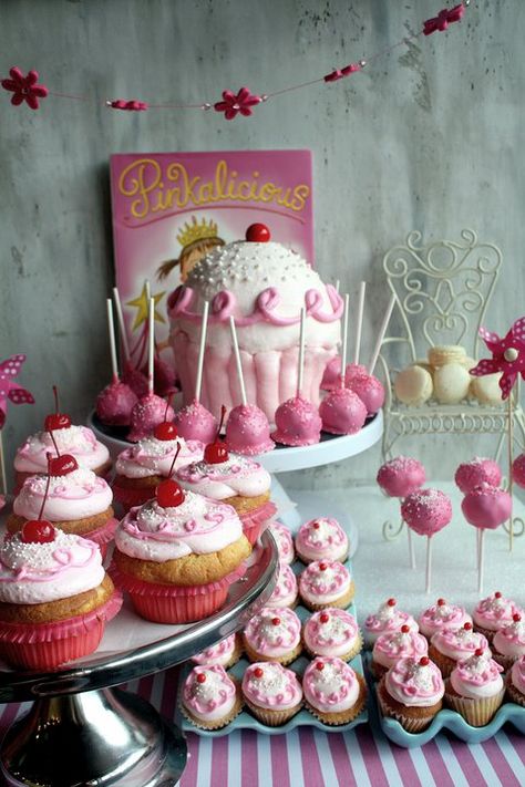 Now this looks like our kind of party! Hello beautiful sugary sweet pink treats ;) Pinkalicious Cupcakes, Pinkalicious Birthday Party, La Kitchen, Pinkalicious Party, Layered Cakes, Buffet Ideas, Party Sweets, Pink Cupcakes, Dessert Tables