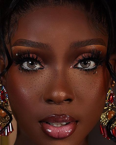 Freckle Makeup Look, Faux Freckles Makeup Black Women, Freckle Makeup, Black Women Orange Makeup, Brown Eyeshadow Black Women, Orange Makeup Looks, Freckles On Dark Skin, Brown Eyeshadow On Dark Skin, Brown And Gold Eyeshadow Black Women