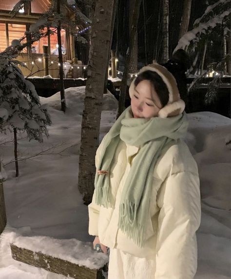 White Cargo Winter Outfit, Ulzzang Winter Outfits, Snow Outfit Inspo, Korean Style Winter, Korean Winter Outfits, Korea Winter, Winter Outfits Snow, Winter Coat Outfits, Korean Winter