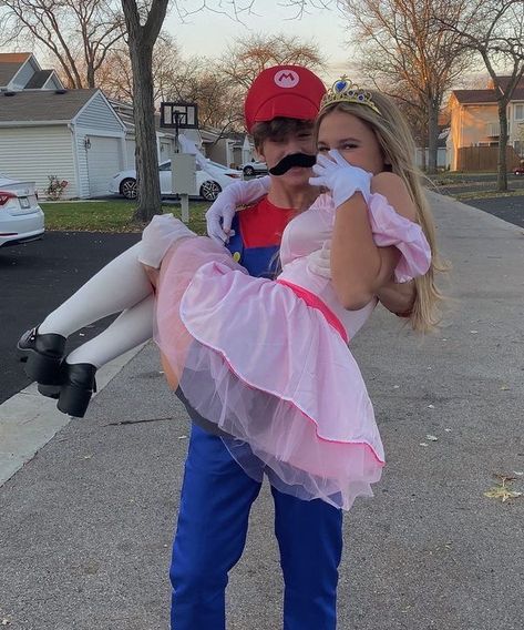 Princess Peach Halloween, Cute Couples Costumes, Peach Costume, Mario Costume, Classy Halloween Costumes, Matching Halloween Costumes, Halloween Coustumes, Hot Halloween Outfits, Pretty Halloween Costumes