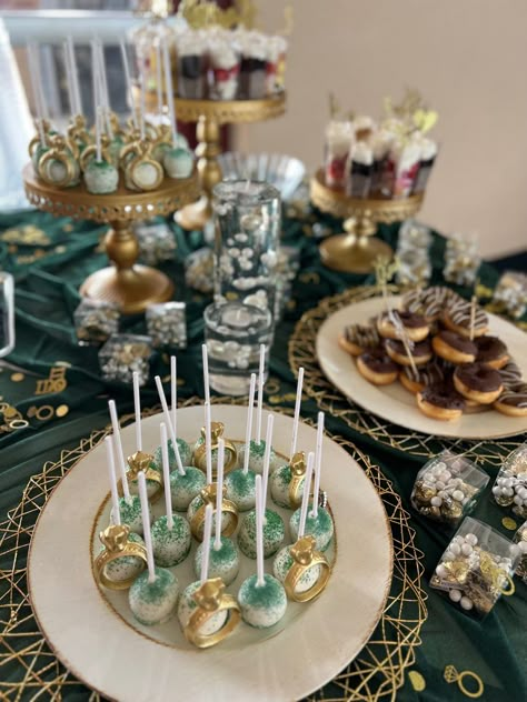 Emerald Green Quince Cake, Green Quinceanera Cake, Emerald Centerpieces, Emerald Green Dessert Table, Green And Gold Quince, Quinceañera Food, Forest Green Wedding Cakes, Emerald Green Sweet 16, Gold And White Color Scheme