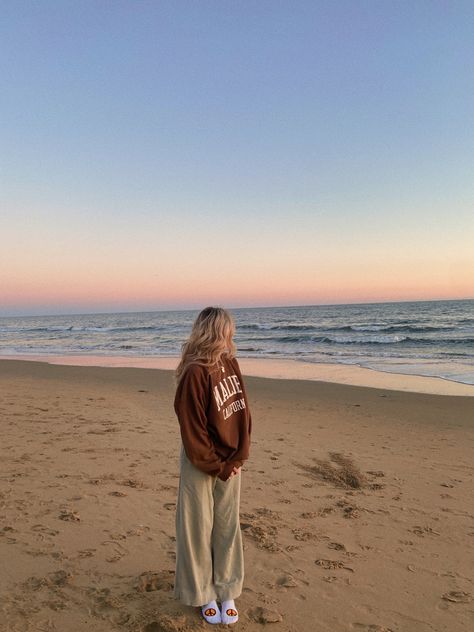 Cold Beach Outfit, Winter Beach Outfit, Beach Instagram Pictures, Sunrise Pictures, Summer Picture Poses, Winter Beach, Beach Pictures Poses, Beach Shoot, Winter Pictures