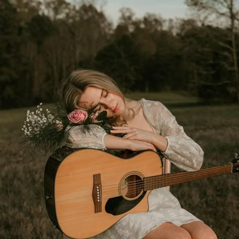 Photographing People, Photo With Guitar, Photo Shoot Pose Ideas, Photoshoot Music, Photoshoot Ideas Musician, Guitar Pictures, Singer Photoshoot, Music Senior Pictures, Guitar Photoshoot Ideas