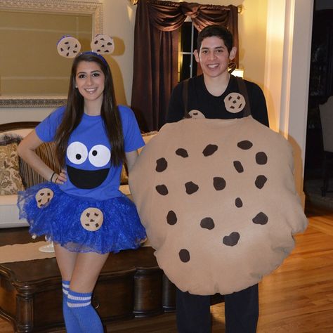 Cookie Monster and Cookie couples costume Cookie Monster Couple Costume Diy, Couples Costumes Cookie Monster, Best Original Halloween Costumes, Cookie And Milk Costumes, Cookie Monster Adult Costume, Cookie Monster And Cookie Costume, Monster Outfit Ideas, Cookie Monster Family Costume, Cookie And Cookie Monster Costume Couple