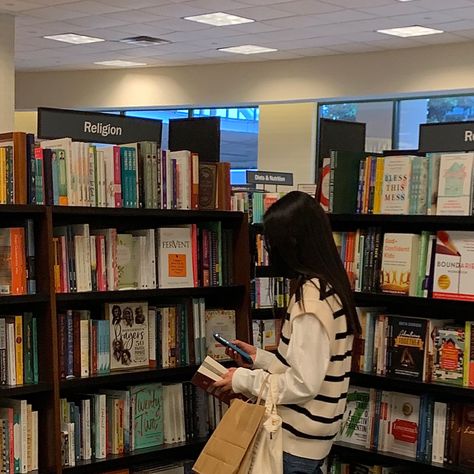 Library Girl, Library Icon, Girl Reading Book, Fotografi Vintage, Reading Motivation, Library Aesthetic, Artsy Pictures, Korean Aesthetic, Wattpad Covers