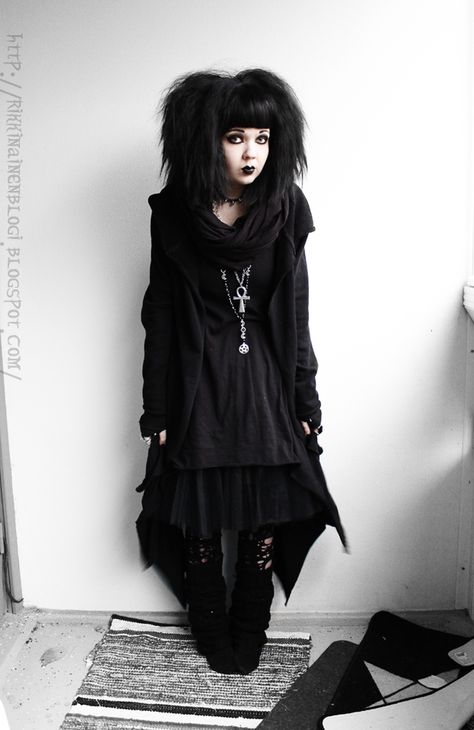 Black Widow Sanctuary Goth Outfit Casual, Simple Goth Outfit, New Wave Goth, Trad Goth Outfits, Goth Winter, Traditional Goth, Modern Goth, Goth Outfit Ideas, Strega Fashion