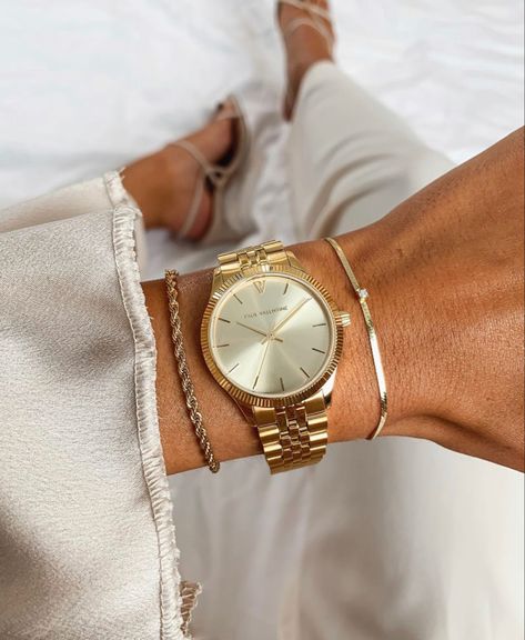 Golden Watch Women, Elegant Watches Women, Timepiece Design, Arm Wear, Golden Watch, Gold Watches Women, Retro Watches, Gold Armband, Classy Jewelry