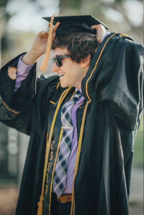 Graduation Photography Men, Male Graduation Pictures, Cap And Gown Senior Pictures, Cap And Gown Photos, Cap And Gown Pictures, Graduation Images, Senior Photos Boys, Senior Photoshoot Poses, College Graduation Pictures Poses