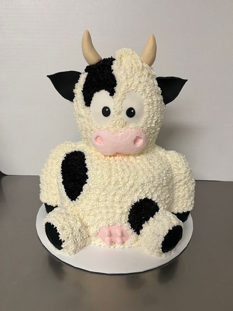 Vanilla & chocolate cake with cookies & cream filling & buttercream icing Cow Cookie Cake, Cow Shag Cake, Cow Face Cake Ideas, Two Tier Cow Cake, Buttercream Cow Cake, Vanilla Chocolate Cake, Cake With Cookies, Cow Cake, Cow Cakes