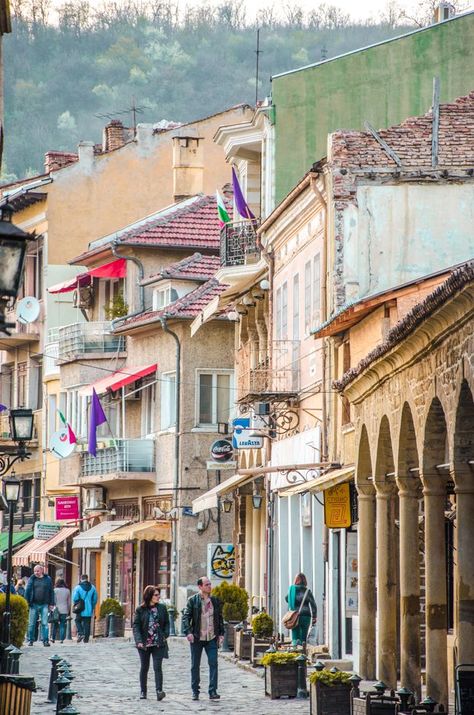 Veliko Tarnovo Bulgaria, Veliko Tarnovo, Stara Zagora, East Europe, A Castle, Pretty Places, Historic Buildings, Europe Travel, Romania