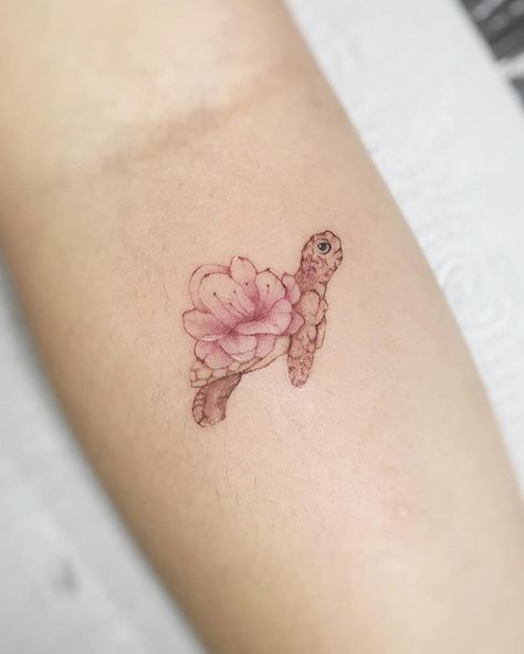 Tattoo Fingers, Flower And Animal, Beachy Tattoos, Turtle Tattoos, Stunning Tattoos, Cute Simple Tattoos, Pink Tattoo, Girl Arm Tattoos, Petite Tattoos