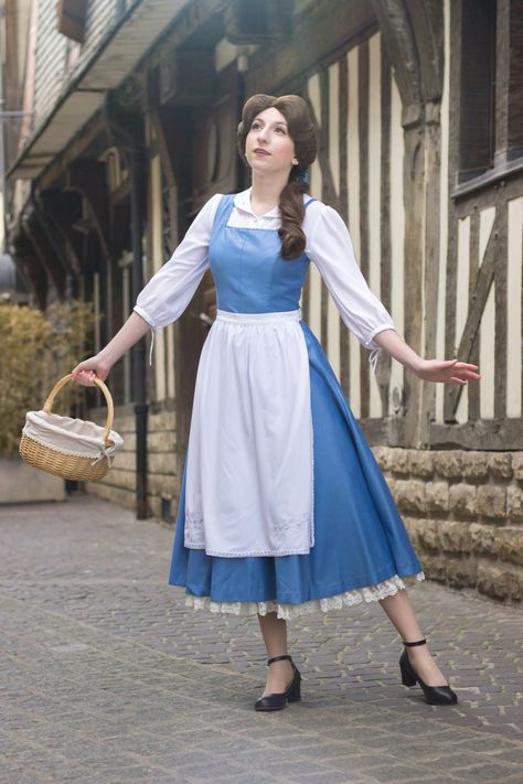 Little Town Belle cosplay from Beauty and the beast Belle Costume Blue Dress, Belle Village Dress, Belle Costume Diy, Belle Blue Dress, Belle Halloween, Guest Ideas, Belle Outfit, Cosplay Disney, Beauty And The Beast Costume