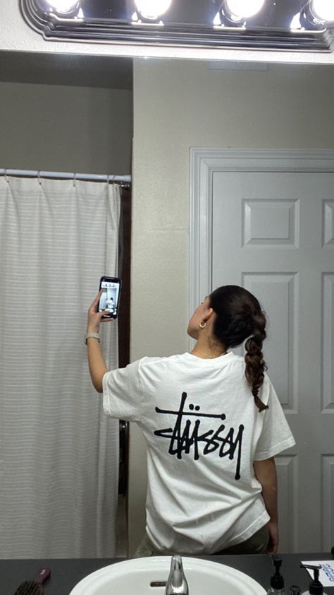 Stussy Tshirt Outfit, Stussy Outfit, Stussy Style, Looks Pinterest, Stockholm Fashion, Selling Clothes, Tee Outfit, Sporty Outfits, Tshirt Outfits