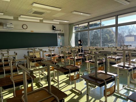 Ua High School Aesthetic, Japanese High School Architecture, Japanese School Exterior Design, Japan School Building, Japanese Highschool Aesthetic, Japan School Aesthetic, Japanese Bloxburg, Japanese Childhood, Japan Presentation