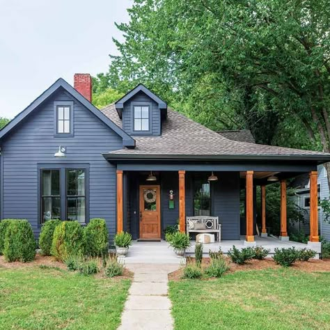 Dark Exterior House, Dark Blue Houses, Farmhouse Home Design, Modern Farmhouse Home, Pintura Exterior, Casa Exterior, Design Exterior, Farmhouse Exterior, House Paint Exterior