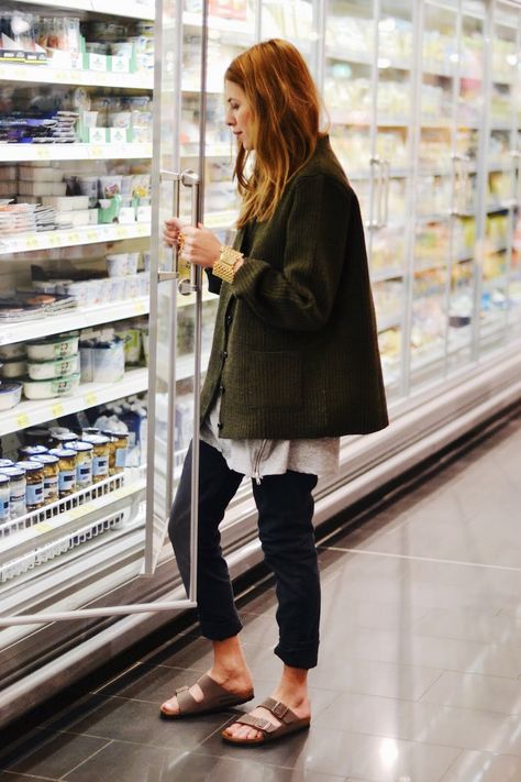 Grocery shopping Birkenstock Outfit, Skandinavian Fashion, Scandinavian Fashion, Neue Outfits, Mode Casual, Looks Street Style, Mode Inspo, 가을 패션, Look Casual