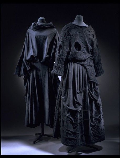 Rei Kawakubo/Comme des Garçons 1982 V Rei Kawakubo Comme Des Garcons, Mode Editorials, 일본 패션, Anti Fashion, Rei Kawakubo, Black Clothing, Innovative Fashion, Mode Inspo, Coven