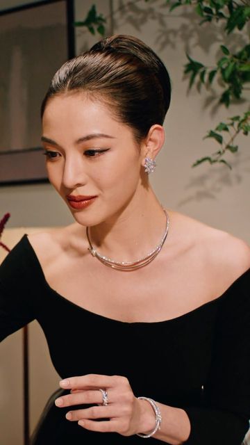 Tiffany & Co. on Instagram: "The best traditions to pass on are the ones from Tiffany & Co. China brand ambassador @elaine_zhongchuxi prepares for an evening filled with joy in diamond-traced Tiffany Knot and Tiffany Victoria® designs. Link in bio. #ATiffanyHoliday #TiffanyKnot #TiffanyVictoria #TiffanyAndCo" Tiffany Theissen, Tiffany Knot, Tiffany Victoria, Tiffany And Co, Brand Ambassador, Stylish Jewelry, Silver Diamonds, Tiffany & Co., Link In Bio