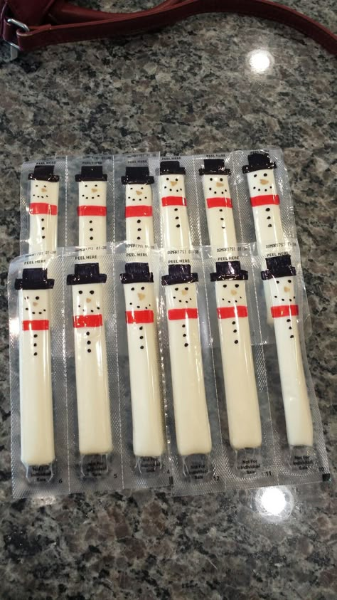 Cheese stick snowmen Christmas Snacks Savory, Snowman Snack, Winter Snacks, Christmas Snacks Easy, Classroom Snacks, School Christmas Party, Preschool Snacks, Holiday Snacks, Cheese Sticks