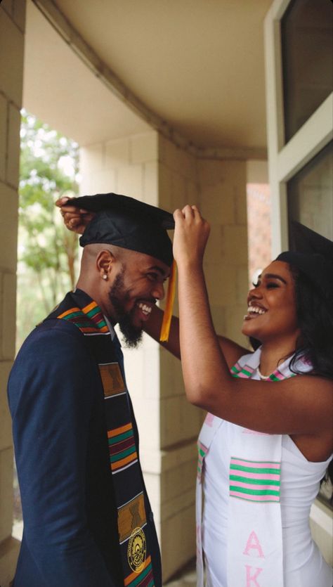 Graduation Picture Poses With Family, Graduation Poses Family, Grad Photoshoot Family, Graduation Photoshoot With Husband, Black Couple Graduation Pictures, Grad Pic Ideas For Guys, Graduation Photoshoot Ideas For Guys, Male Nursing Graduation Pictures, College Graduation Picture Ideas For Guys