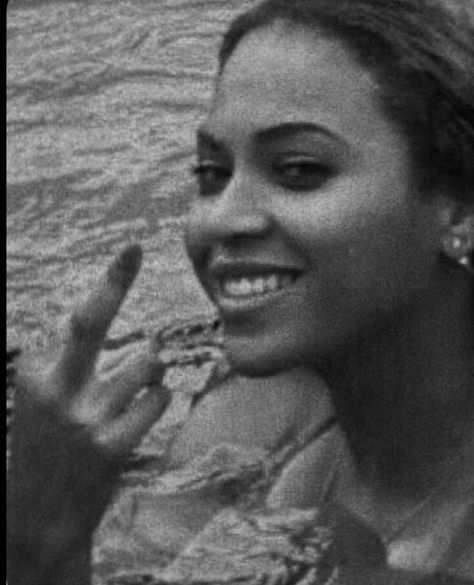 Beyonce Middle Finger, Beyoncé Nails, Beyonce Black And White, Beyonce Playlist, Beyonce Nails, Rey Art, Lana Del Rey Art, Middle Fingers, Beyonce Knowles Carter