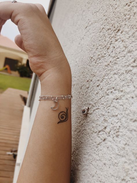 Snail Tattoo Minimalist, Small Snail Tattoo Simple, Cute Snail Tatoos, Bubby Tattoo, Tiny Snail Tattoo, Snails Tattoo, Small Snail Tattoo, Snail Tattoo Ideas, Snail Tattoo Simple