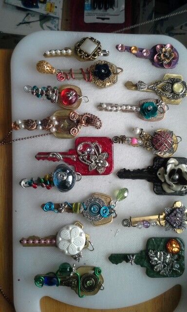 Decorated keys Key Recycle Craft Ideas, Crafts Using Old Keys, Craft Ideas Using Old Keys, Art With Old Keys, Ideas For Old Keys, Crafts Using Keys, Old Keys Crafts Diy Upcycle, Things To Make With Old Jewelry Ideas, Key Crafts Ideas