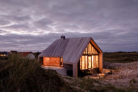 found it :D dune house in the netherlands Dune House, Gros Morne, Dunes House, Forces Of Nature, Eco Architecture, Weekend House, Timber Structure, Modern Beach House, Amazing Spaces