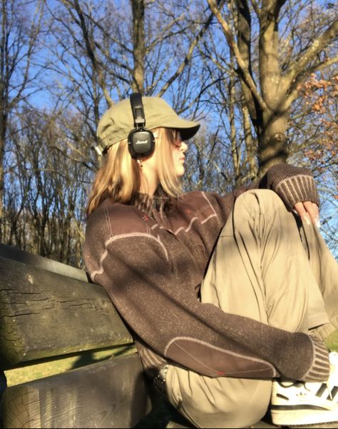 Hat And Headphones Outfit, Cap And Headphones Outfit, Headphones Over Hat, Brown Marshall Headphones, Brown Cap Outfit, Marshall Headphones Outfit, Marshall Headphones Aesthetic, Cap And Headphones, Olivia Rodrigo Vogue