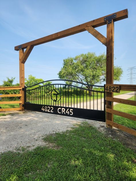 Property Entrance Gate Ideas, Ranch Gate Entrance Ideas, Barn Gates, Wooden Driveway Entrance, Iron Entry Gates, Western Driveway Entrance, Driveway Arch, Ranch Driveway Entrance, Entrance Gate Ideas