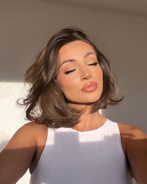 Baroque Bob, Skater Hairstyles, Mid Length Bob, Old Money Hairstyles, Brown Short Hair, Face Framing Hair, Short Brunette Hair, Makeup Glowy, Side Parting