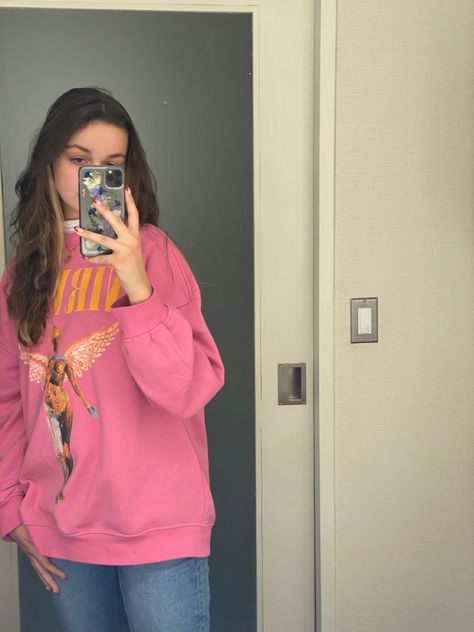 Pink Sweatshirt Outfit Aesthetic, Pink Sweatshirt Outfit, Jumper Aesthetic, Nirvana Sweatshirt, Holy Chic, Teen Movies, Color Block Jacket, Now And Then Movie, Sweatshirt Outfit