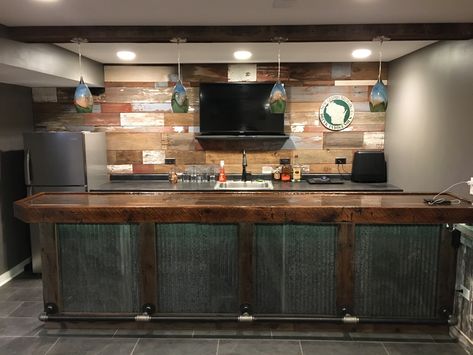 Barnwood lounge Modern Home Bar Designs, Bar Lounge Room, Rustic Basement Bar, Cabinets Garage, Home Bar Plans, Doors Diy, Bar Shed, Rustic Basement, Home Bar Rooms