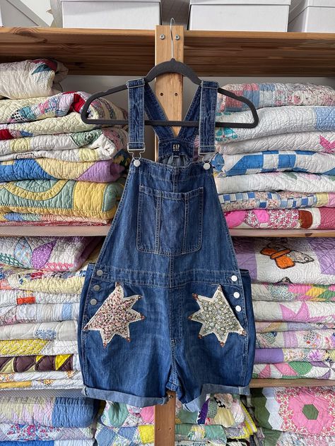 "Repurposed secondhand Gap denim overalls shorts with vintage star quilt pieces at front pockets. Cuffs are folded - not sewn, therefore can be unrolled for longer length. Original tags note size L.  Measurements (taken flat), shown on a size 10/M, 130 lbs, 5'5\" 34DD model approximately 19\" waist (along waistband at back)  approximately 5.5\" crotch to leg hem  approximately 24\" crotch to top of bib" Quilt Patch Overalls, Embellished Overalls, Farmer Overalls, Zara Aesthetic, Patchwork Overalls, Denim Overall Shorts, Star Applique, Denim Crafts Diy, Overalls Shorts