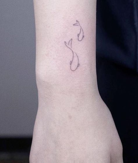 Small Fish Tattoos, A Small Tattoo, Tattoo Diy, Tattoo Placements, Tattoo Trend, Shape Tattoo, Small Tattoos Simple, Koi Fish Tattoo, Disney Tattoo