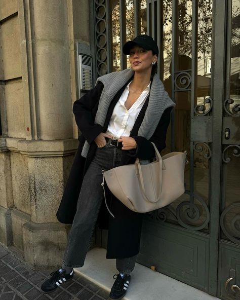 BLANCA ARIMANY (@blancaarimany) • Instagram photos and videos White And Brown Outfit, Scandinavian Outfits, Barcelona Outfits, Scandinavian Outfit, Ny Outfits, Fall Trends Outfits, Autumn Fits, Brown Outfit, Autumn Clothes