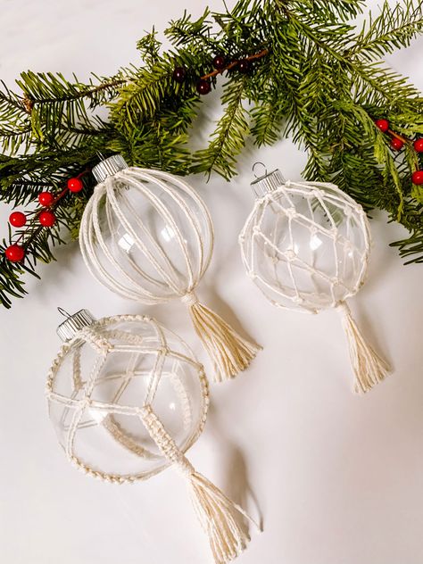 Diy Macrame Christmas, Macrame Ornaments, Boho Christmas Decor, Macrame Christmas, Christmas Ball Ornaments, Crochet Xmas, Art Clip, Xmas Diy, Diy Macrame