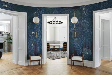 Studio Lawahl Stockholm apartment Apartment Building Entrance, Sconces Vintage, Pink Dining Rooms, Chinoiserie Room, De Gournay Wallpaper, Stockholm Apartment, Entrance Wall, Hallway Entrance, Building Entrance