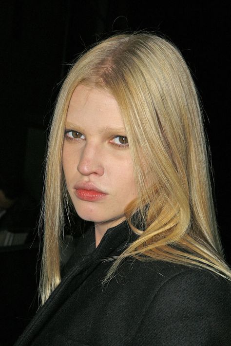 Lara Stone | GIVENCHY SS 2009 (PFW) Lara Stone, Tumblr Blog, Givenchy, Queen, Models, Tumblr, Stone, Hair