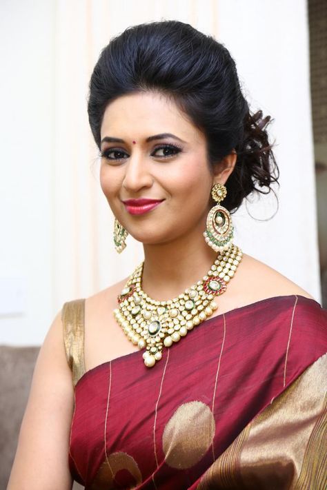 Indian Bun Hairstyles, Saree Hairstyles, Divyanka Tripathi, Indian Wedding Hairstyles, Indian Bridal Hairstyles, Bride Hair, Hairstyles For Round Faces, Hairstyles Ideas, Pompadour