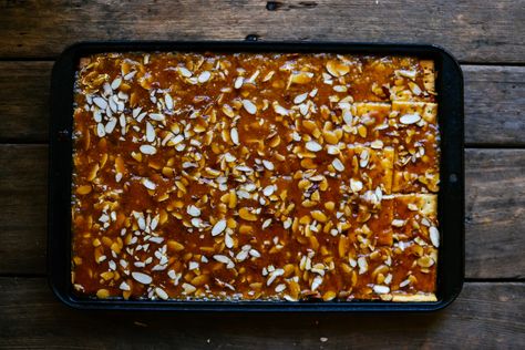 almond topped caramel graham cracker bark — the farmer's daughter Graham Wafer Desserts, Graham Cracker Bark, Cracker Bark, Pretzel Toffee Bark, Pretzel Toffee, Soda Crackers, Chocolate Bark Recipe, Bake Something, Chocolate Melting Wafers