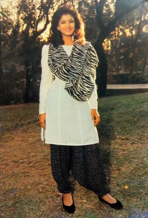 #DivyaBharti #BollywoodFlashback #rare #postcard #muvyz010719 1990s Indian Fashion, 90s Kurti Design, Retro Outfits 90s Women, Shadi Season, Retro Outfits 90s, Vintage Indian Fashion, Divya Bharathi, Divya Bharti, Karishma Kapoor