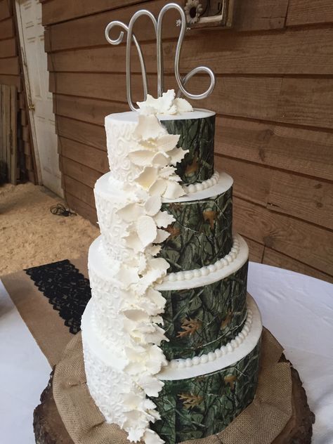 His and Hers Camo and Traditional Wedding Cake Wedding Cake Elegant Classy, Camo Wedding Cake, Camo Cakes, Camo Wedding Cakes, Camouflage Wedding, Wedding Cakes Elegant, Country Wedding Cakes, Traditional Wedding Cake, Camo Wedding