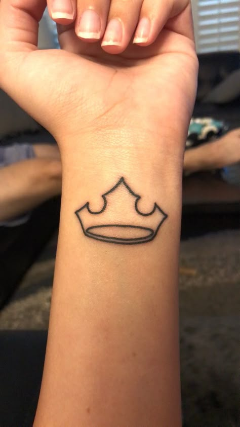 Sleeping Beauty Crown Tattoo, Aurora Tattoo Sleeping Beauty, Aurora Crown Tattoo, Disney Crown Tattoo, Sleeping Beauty Tattoos, Sleeping Beauty Tattoo Ideas, Sleeping Beauty Tattoo, Tattoo Ideas Back, Aurora Crown