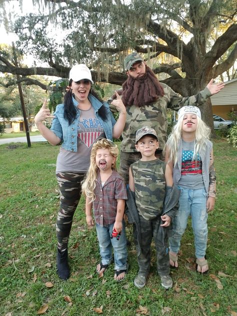 Hillbilly Party Costumes, Hillbilly Halloween, Hoedown Outfit, Hillbilly Costume, Hillbilly Party, Hill Billy, Tacky Christmas Party, Trash Bash, Christmas Party Costume