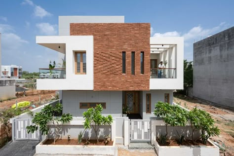 Small Residence Elevation, Vpa Architects, Volume Architecture, Small Residence, Residence Elevation, Ancestral House, Collage Architecture, Elevation Ideas, Tropical Villa