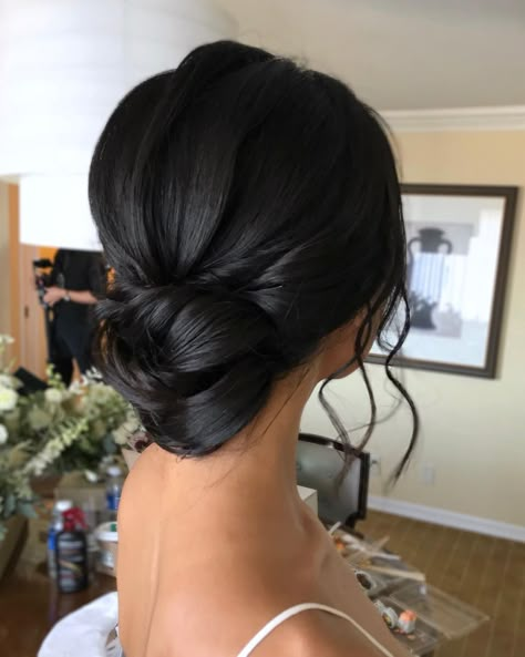 Coa on Instagram: “Simple and elegant updo with textures 🍀 It is hard to show textures on black hair, but we need that to make it look more fun😍  #wedding…” Black Hair Hairstyles, Chignon Simple, Black Hair Updo Hairstyles, Black Wedding Hairstyles, Half Up Half Down Hair Prom, Bridal Hair Updo, Veil Hairstyles, Low Bun, Penteado Cabelo Curto