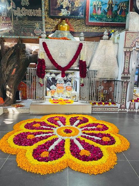 Muggu With Flowers, Genda Phool Rangoli, Phool Rangoli Designs, Rangoli With Flowers Petals, Rangoli Using Flowers, Rangoli Designs With Flowers Petals, Unique Rangoli Designs Beautiful Diwali, Floral Rangoli Designs, Petals Rangoli