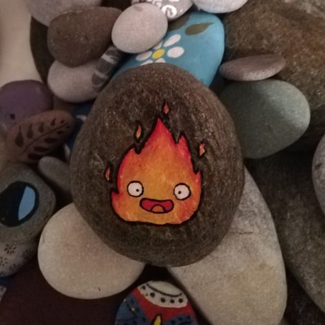 Calcifer Pumpkin Painting, Studio Ghibli Painted Rocks, Howls Moving Castle Diy Ideas, Studio Ghibli Rock Painting, Anime Rock Painting Ideas, Calcifer Clay Art, Anime Rock Painting, Studio Ghibli Pumpkin Painting, Calcifer Dessin