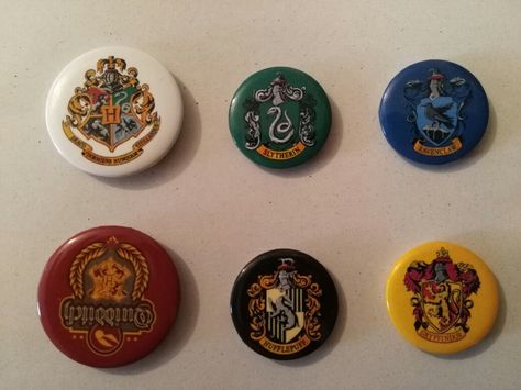 Harry Potter Badges, Circle Collage, Harry Potter Pin, Jacket Pins, Harry Pottah, Pretty Pins, Badge Design, Button Badge, Cute Diys